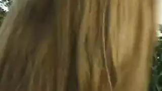 عاهرة يائسة تبلع عميقًا وتأخذ طلقات خلفية قاسية