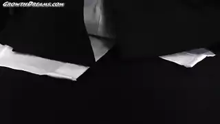 تتناوب الفتيات المغريتين ، والجنسية كالي والليلي الأردن ، على ركوب زملائهن في الصف الوسيم