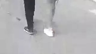 دومينا تتباهى بحلماتها المثقوبة في الخارج