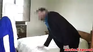 عاهرة محجبة تبلع وتتناك نيك جماعي عربي خشن