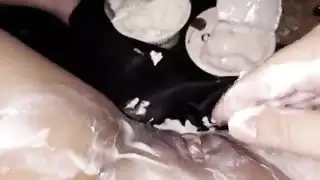 لعب ابنتي بالطعام بمفردها: زبادي ودسار زجاجي ضخم في فيلم إباحي