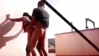 مقطع إباحي: فتاة عربية محجبة تئن أثناء وضعية الكلب بخشونة