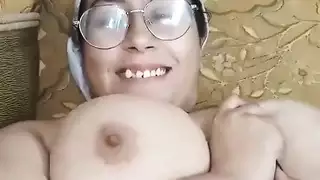 نيك شرموطة بنظارة ام بزاز جامد