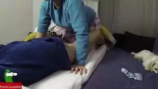 فتاة تستضيف صديقها يبيت في سريرها في غياب والديها وتمص زبه صباحا ويسخن ويفشخ كسها