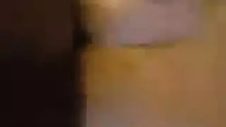 امرأة ناضجة وقحة تستمني بلعبة إباحية