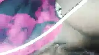 مساعدة طبيب الأسنان تفحص حلق المريض بعمق بينما يشاهد صديقها