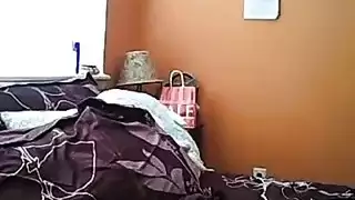 فتاة ممتلئة الجسم تُمارس عليها الجنس بقوة على الأريكة