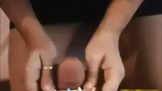 تئن بينما تمتد الأصابع في حفرة ضيقة قبل أن تأخذ قضيبًا أسود في فمها