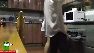 يعشق امه في قسم النوم في المطبخ