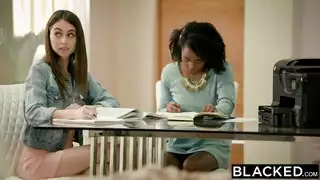 قضيب أسود ضخم يدمر فتحة الفتاة الصغيرة