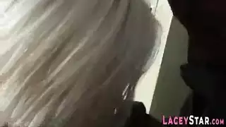 شقراء ناضجة يائسة تحصل على قذف بخاري بعد الاستحمام