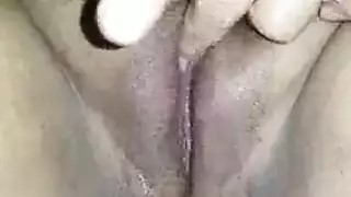 سيدة مسيطرة تركب وتهيمن على عدة أعضاء ذكورية في وقت واحد