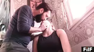 جنس قوي في الحمام مع فتاة بريئة المظهر