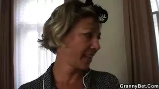 سيدة خدمة الخادمة القديمة القذرة التي تحصل على مارس الجنس من الصعب خلال وردية الصباح الباكر