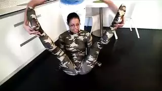 جسم رياضي مرن يأخذ عدة أزبار في جنس جماعي