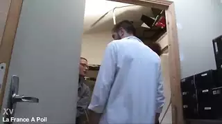 فتاة صغيرة الحجم تمط مؤخرتها الصغيرة بقضيب أسود