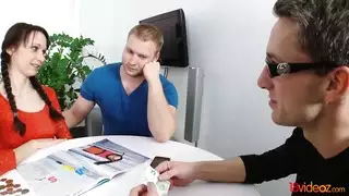 شقراء تتعرض مؤخرتها للتدمير في مشهد إباحي صريح