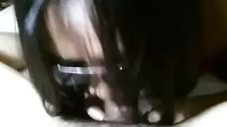 مبتدئة صينية هايجة تمص قضيباً ضخماً وقاسياً بعمق