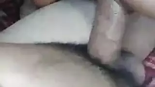 لاتينية صغيرة محلوقة تفتح فرجها في بورن صريح