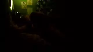 امرأة ناضجة تحصل على جماع عميق في السرير