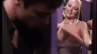 أفلام إباحية بين الأعراق: كس الشقراء ستايسي وودز يلتهمه لسان جائع