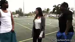 فحل عجوز يدرب كيندال جينر على فعل مثلث شرجي مكثف