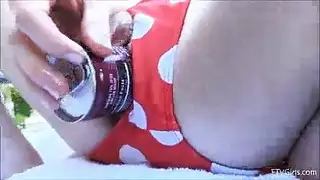 فتاه محرومه جنسيا تدخل علبه بيبسي في كسها