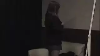 زميل يمزق الزي الموحد عن خادمة سمراء ويمارس الجنس معها بشدة