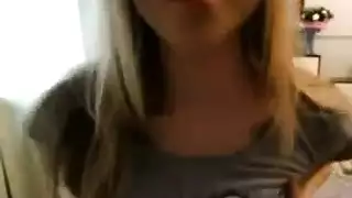 عاهرة صغيرة تركب قضيب صديقها المزيف في إباحية صريحة