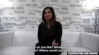 امه تهديه بنت عمه في عيد ملاده