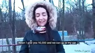 سمراء صغيرة تفتح فرجها الضيق على الكاميرا