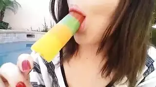 شقراء مغرية تمص قضيب زميلها ثم تمارس الجنس الشرجي على الأريكة