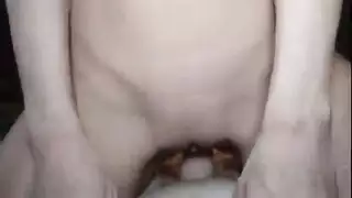 ضعف الفرج: فتاة مفلسة وامرأة متزوجة تمارسان الجنس مع جارهما