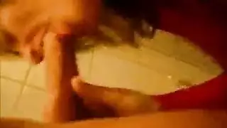 أم عربية ضخمة تتوسل لعضوين أسودين ضخمين في مشهد جماعي صريح