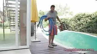 شقراء أنيقة تصبح قذرة وهي تمص قضيبًا ضخمًا أثناء الركوع