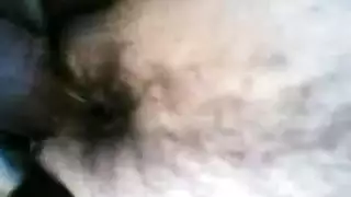 فتات تجمع حليب الرجل في فمها