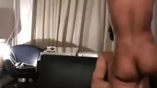 شاب بقضيب كبير يضرب طيزها الضخم في جنس صريح