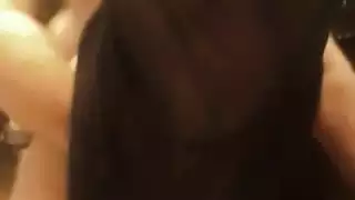 إباحية على الأريكة مع زوجين هاويين متحمسين