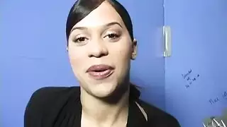 يدخل على اخته غرفتها وهي تستمني