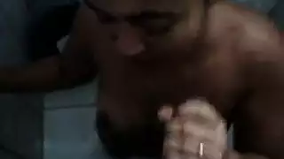 خادمة حمراء الشعر ممتلئة تأخذ قضيبًا في الأماكن العامة