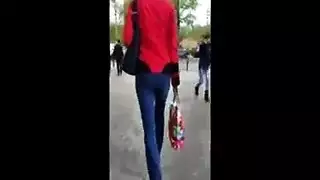 فتاة مجعدة الشعر كبيرة الثدي تلعب بشعرها وتقذف عدة مرات