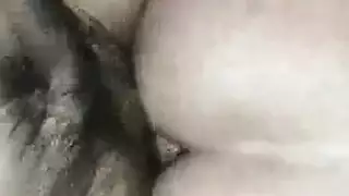 الشاب المفتول يأخذ عصا بيسبول في مؤخرته