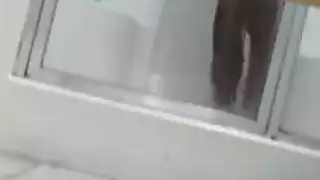 كاميرا تجسس: شباب بريطانيون يمصون ويضاجعون في مشهد صريح