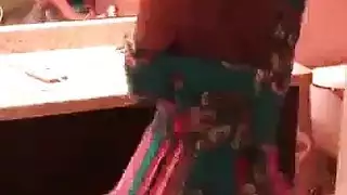 قطة شرق أوسطية مشعرة تعرض أدغالها وفتحة شرجها