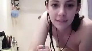 قطعة متلهفة تثقبها مسمار في مشهد إباحي صريح