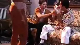 مشهد إباحي في الهواء الطلق: سمراء في ملابس داخلية حمراء تمص وتنكح تحت السماء