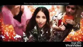 مراهقات إبنوس يمصّون قضيبًا في فعل غوري هول إباحي قاسٍ