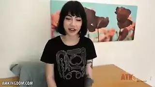 فتاة حبر قرنية تتباهى بأثدائها الكبيرة وتأخذ قضيب قاسي في مهبلها