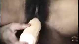 عاهرة سوداء مشعرة تُدك بقوة من قبل فحل عربي