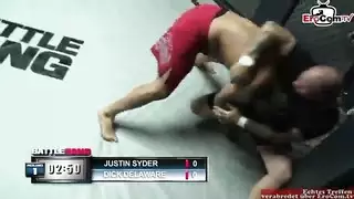 مراهقة تركية سمراء تأخذ عدة قضبان في جماع جماعي في نادي ملاكمة